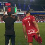 Goleiro brasileiro vira jogador de linha com camisa de torcedor nos EUA