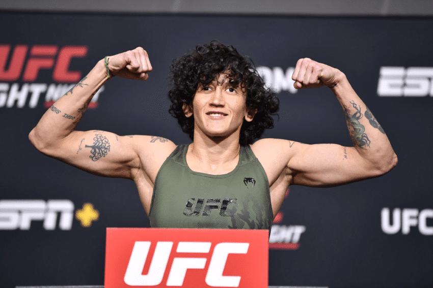 UFC: brasileira embala e pede luta pelo cinturão dos palhas