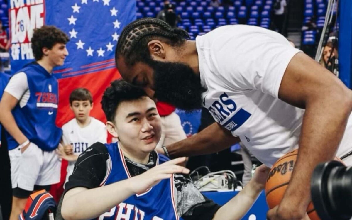 NBA: Harden emociona ao presentear f&atilde; que foi v&iacute;tima de tiroteio