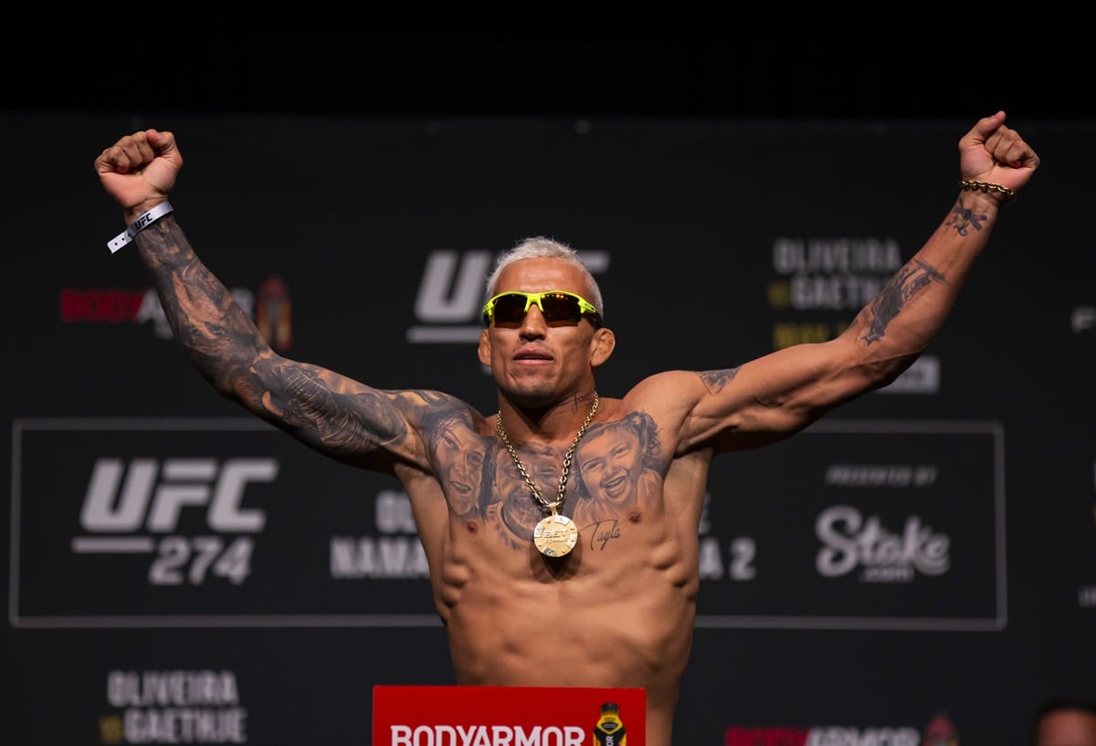 UFC 289: de &oacute;culos e sorridente, Do Bronx pesa quase 1kg abaixo do limite
