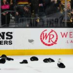 NHL: com chuva de bonés, Golden Knights faz história na Stanley Cup
