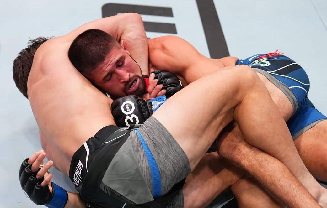 Erro bizarro de arbitragem gera pol&ecirc;mica em luta no UFC Vegas 75