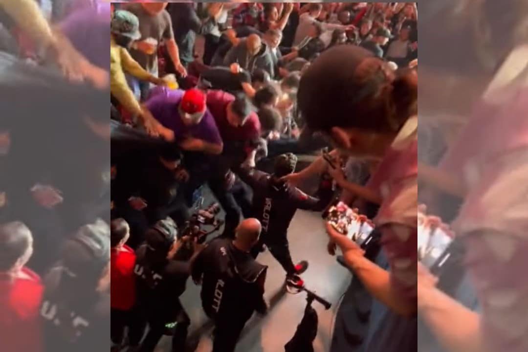 Estrutura desaba e f&atilde;s caem durante entrada de lutador no UFC 289