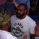 Francis Ngannou e Jon Jones t&ecirc;m encontro tenso na PFL; veja o di&aacute;logo