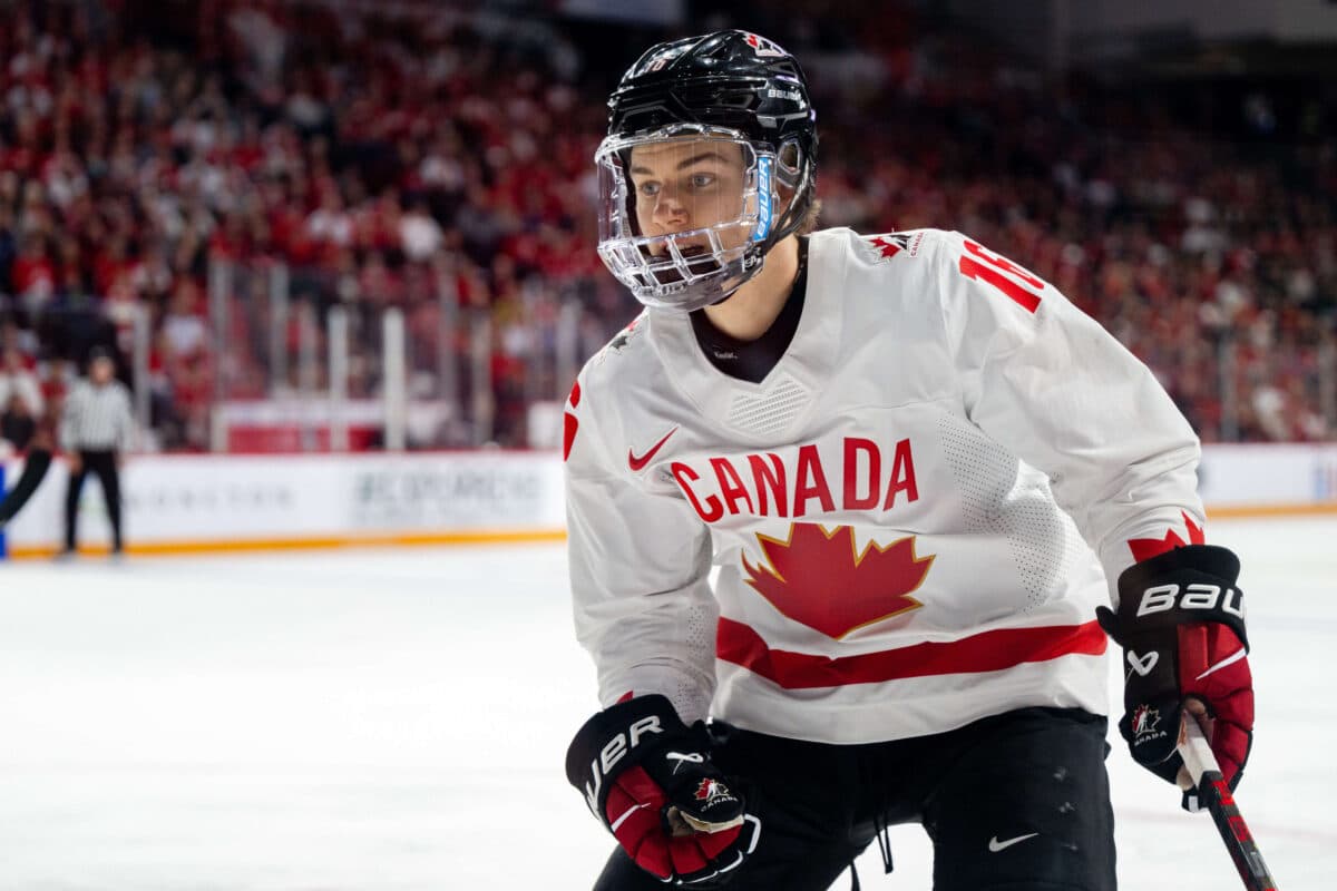 &lsquo;Wembanyama da NHL&rsquo;: quem &eacute; Connor Bedard, fen&ocirc;meno de 17 anos