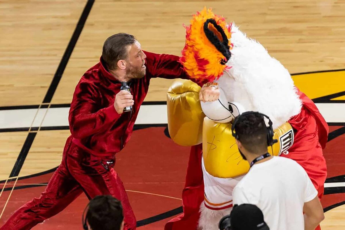 Heat atualiza estado de mascote após porrada de McGregor e hospital