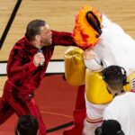 Heat atualiza estado de mascote ap&oacute;s porrada de McGregor e hospital