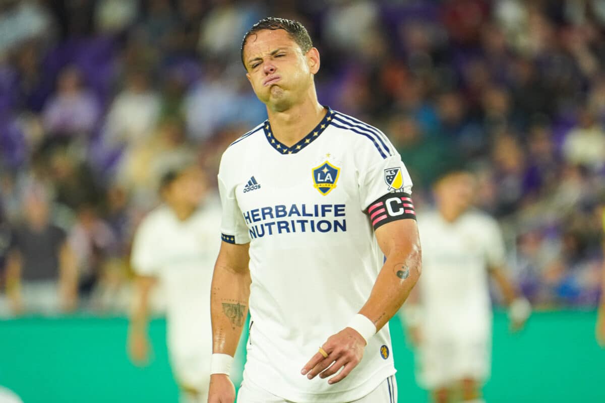 Chicharito recebe not&iacute;cia tenebrosa que pode acabar com sua carreira