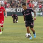Novo time de Messi vai &agrave; semifinal com gol de argentino e prepara festa