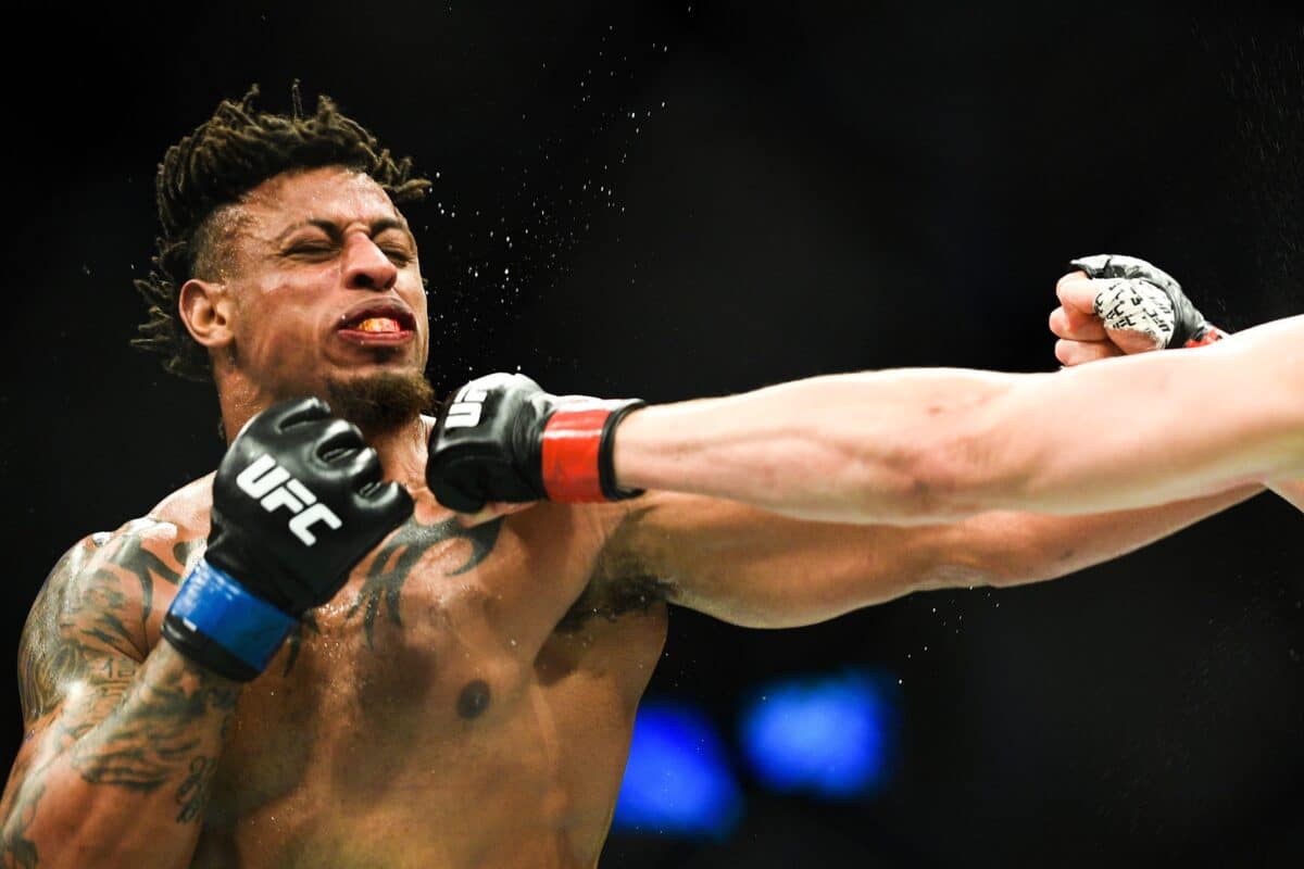 Ex-NFL e UFC, Greg Hardy leva mais um nocaute brutal no boxe