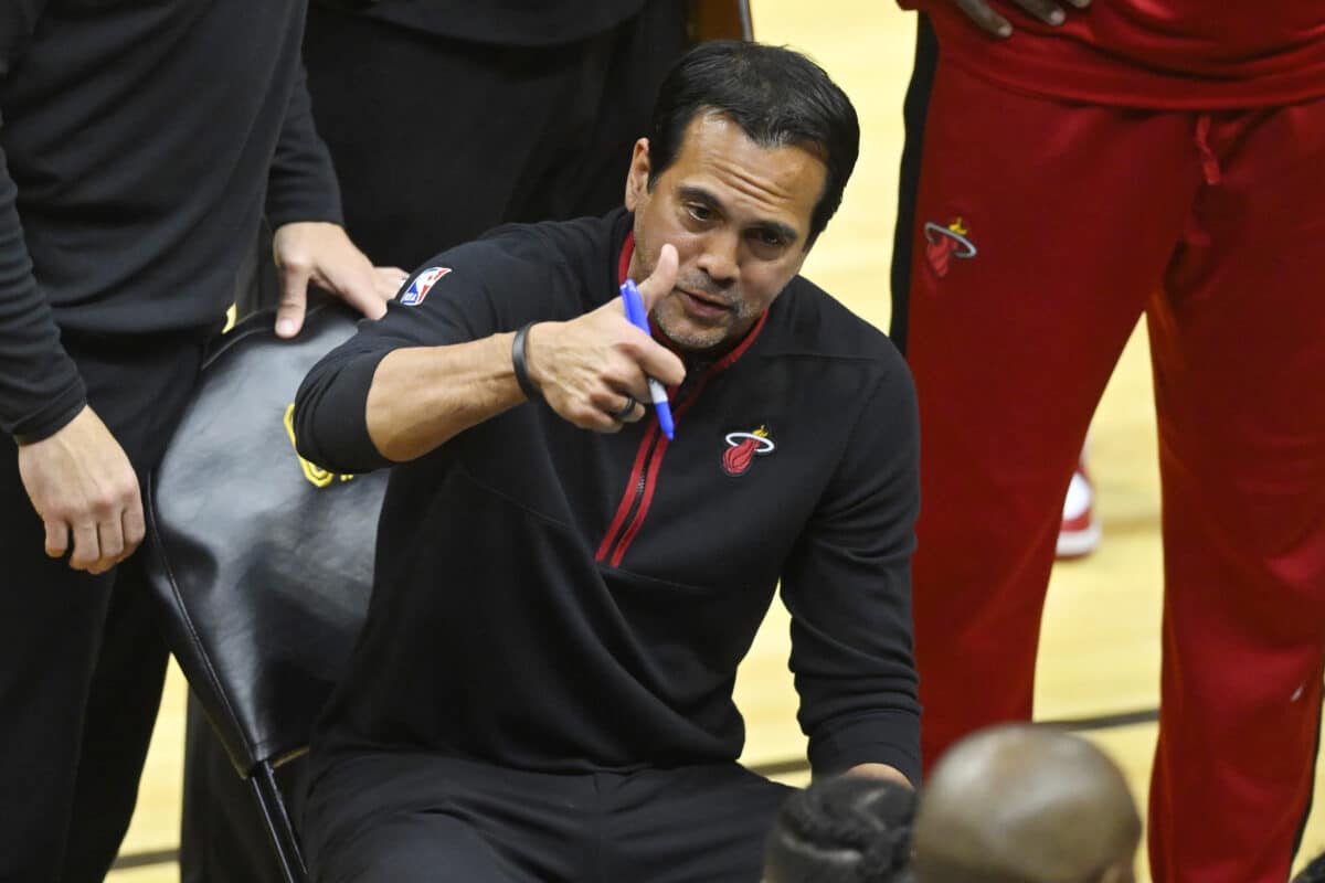 Brilhantismo de Spoelstra impressiona mesmo ap&oacute;s 26 anos no Heat