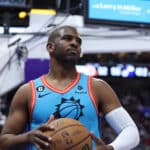 Novo t&eacute;cnico dos Suns volta atr&aacute;s sobre sa&iacute;da de Chris Paul: &lsquo;N&atilde;o dispensamos&rsquo;