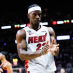 Jimmy Butler surge no Brasil e troca basquete por futebol