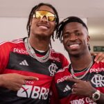 Astro da NFL se encanta pelo futebol brasileiro em jogo do Flamengo