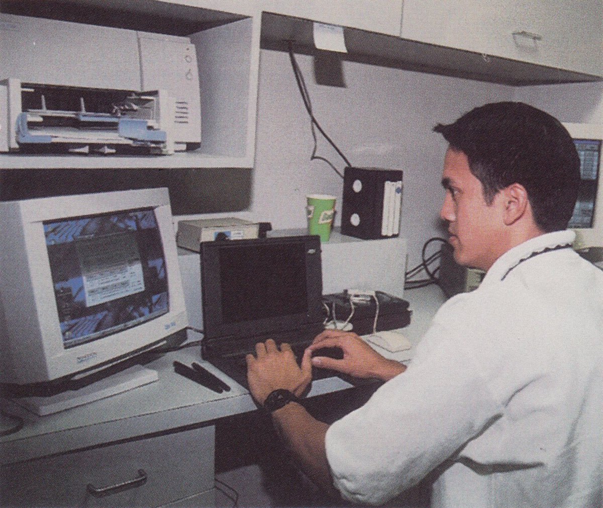 Erik Spoelstra como t&eacute;cnico de v&iacute;deo do Miami Heat nos anos 1990. Foto: Arquivo/Miami Heat