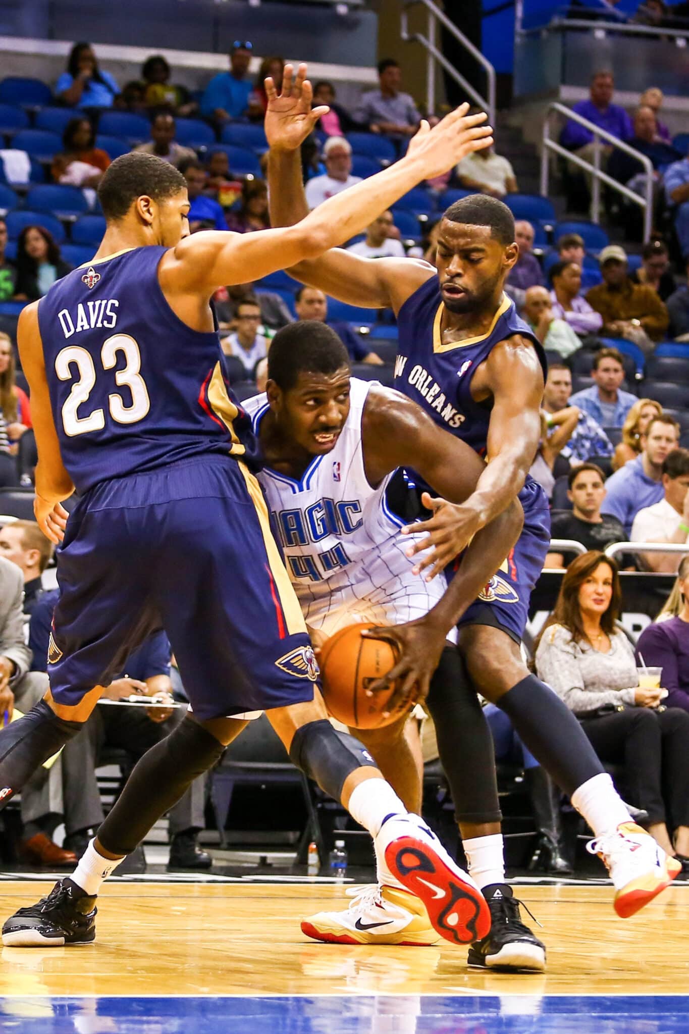 Andrew Nicholson &eacute; marcado de perto por Anthony Davis em jogo na NBA. Foto: Icon Sport