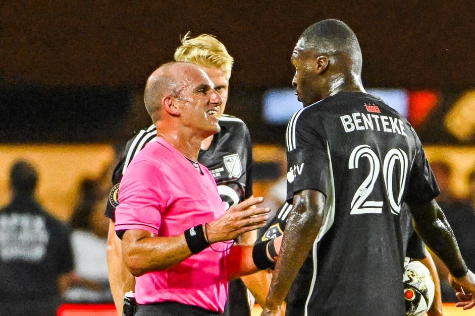 &Aacute;rbitro usa c&acirc;mera no peito e mostra como foi apitar Arsenal x MLS All-Stars
