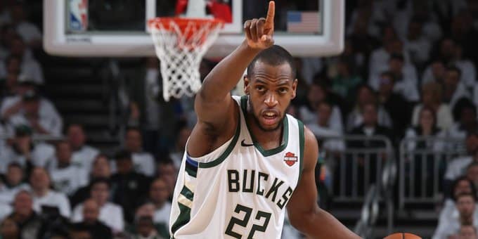 Khris Middleton, Milwaukee Bucks, NBA. Foto: Reprodu&ccedil;&atilde;o/Twitter/@Bucks