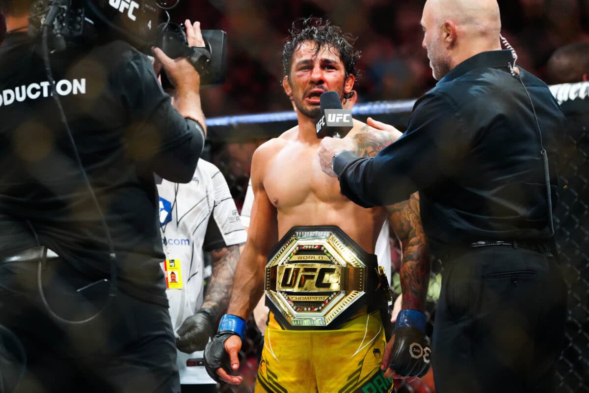 Novo campe&atilde;o do UFC, Alexandre Pantoja &eacute; recebido com festa em academia