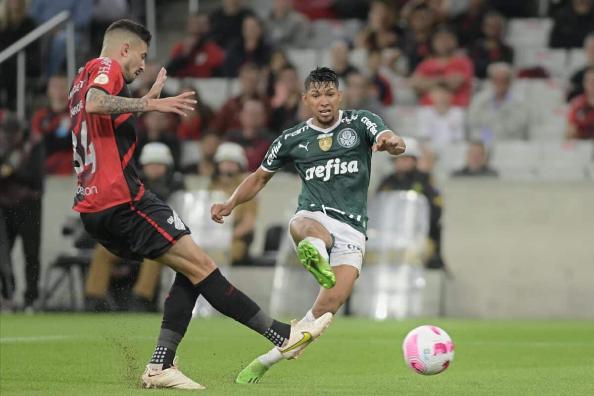 Quatro gigantes brasileiros negociam jogadores com mercado da MLS