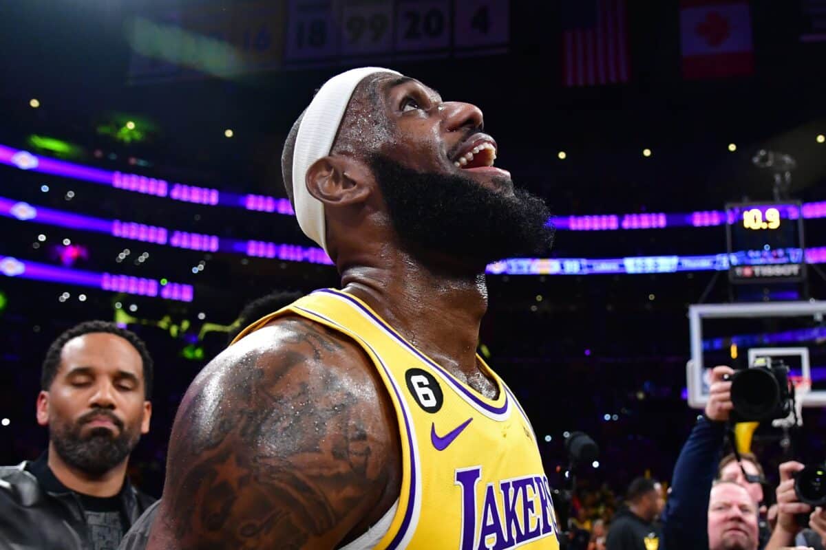NBA: Lakers mudam time e t&ecirc;m novo ala titular ao lado de LeBron