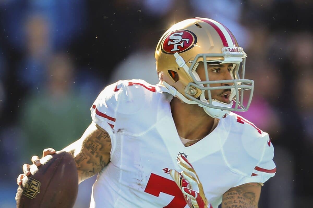 NFL: Kaepernick de volta? QB treina com astros e &eacute; elogiado por &lsquo;foguete&rsquo;