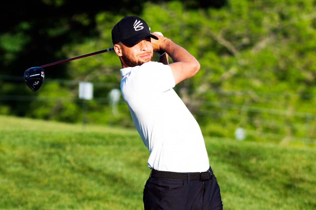 Curry acerta tacada inacredit&aacute;vel no golfe e deixa at&eacute; LeBron de queixo ca&iacute;do