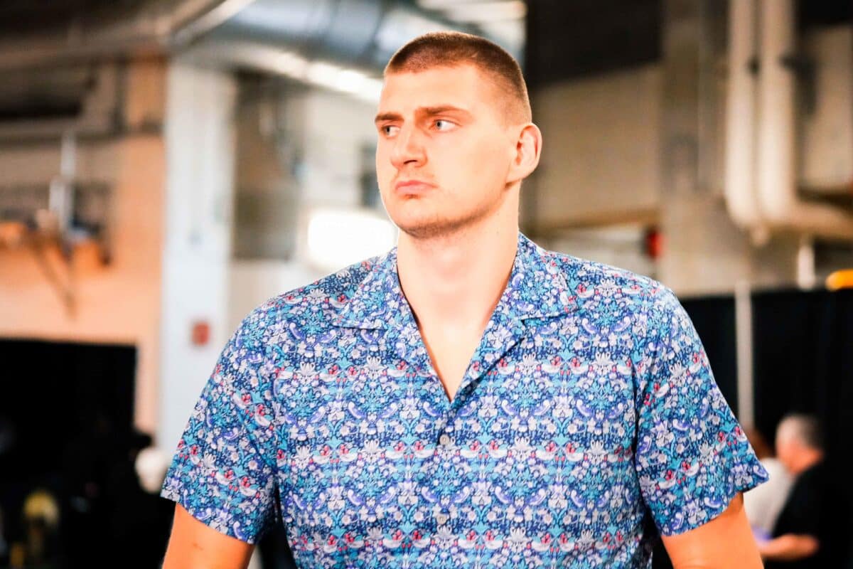Campe&atilde;o da NBA, Nikola Jokic encara situa&ccedil;&atilde;o bizarra ao n&atilde;o ser reconhecido