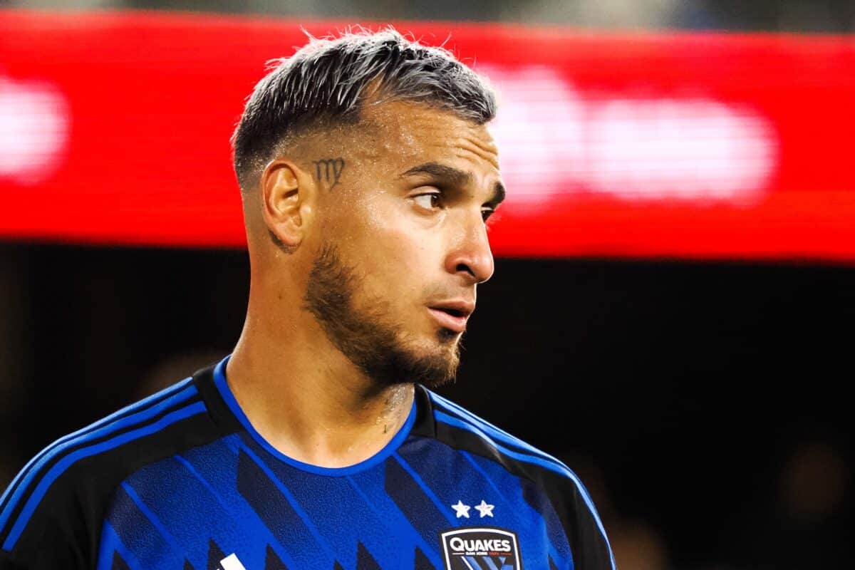 Lateral ex-Flamengo faz gola&ccedil;o e ganha pr&ecirc;mio na MLS