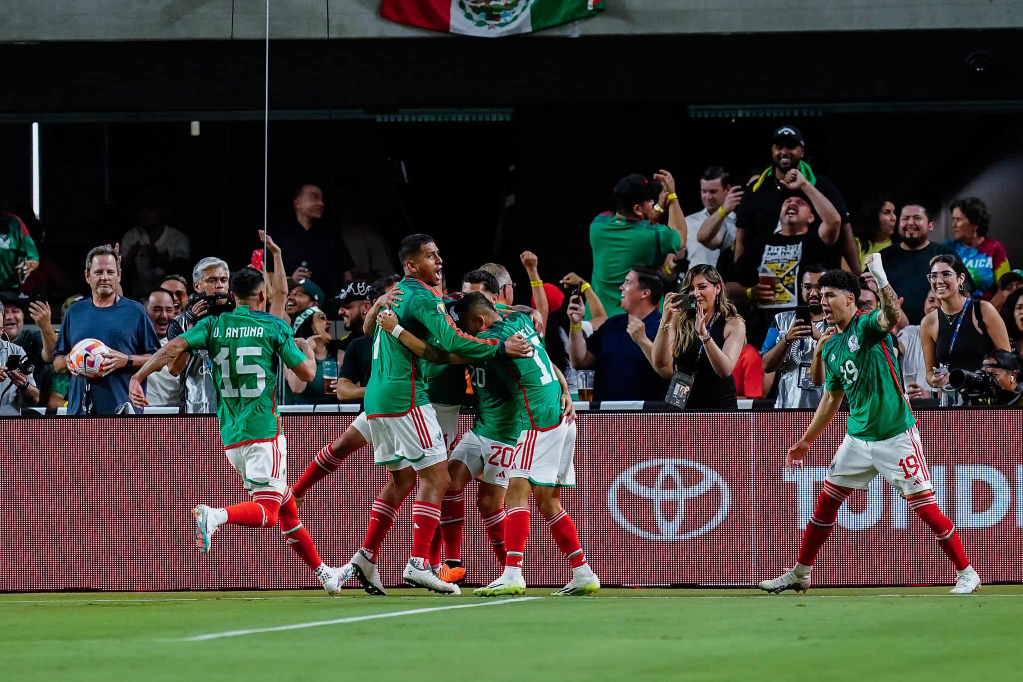 Mexicanos comemoram vit&oacute;ria sobre a Jamaica na semifinal da Copa Ouro. Foto: Icon sport