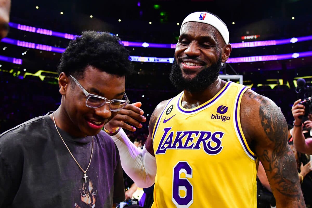 LeBron James deixa férias de lado e assume como treinador de filho; entenda