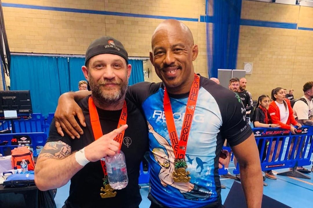 Ator de Batman arrasa no jiu-j&iacute;tsu com ajuda de treinador brasileiro