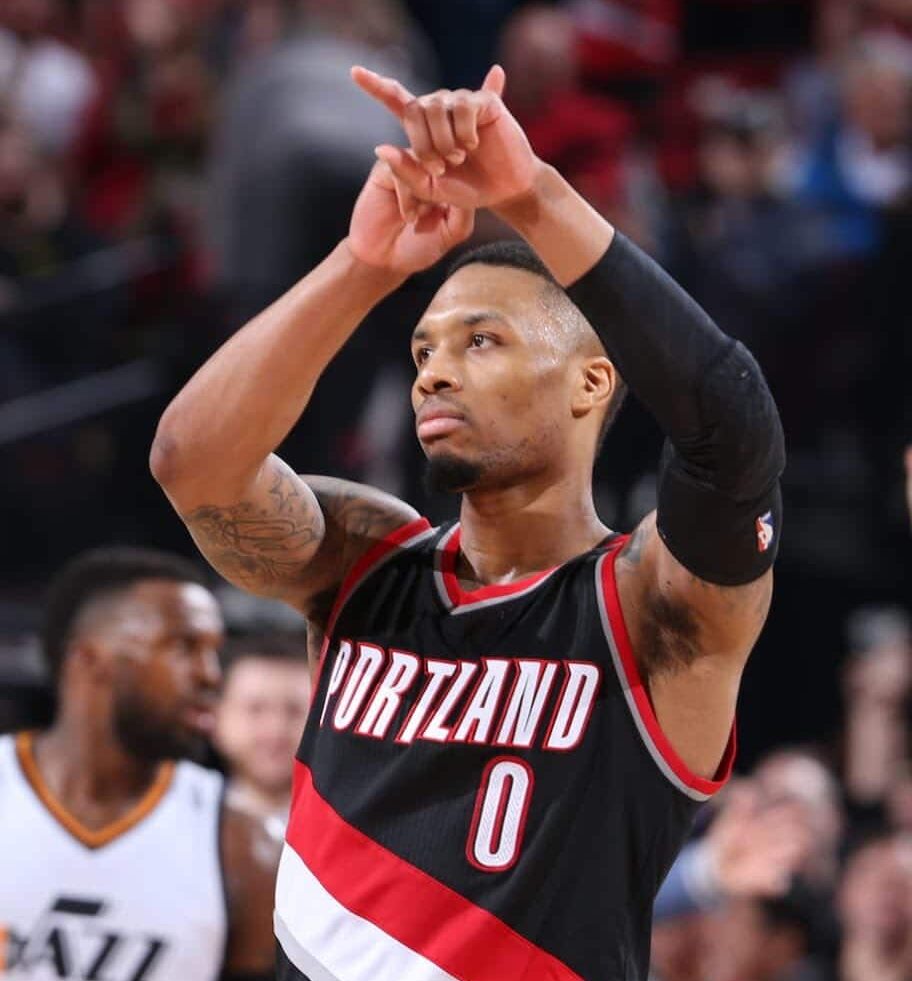 Lillard faz o sinal do "Dame Time". Foto: Reprodu&ccedil;&atilde;o/Twitter #TrailBlazers