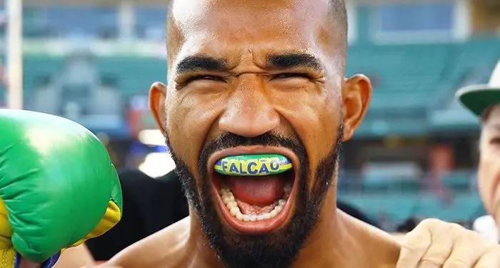 Esquiva Falc&atilde;o cai duas vezes e conhece 1&ordf; derrota na disputa pelo cintur&atilde;o&nbsp;mundial