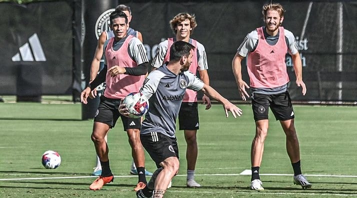 Messi na NFL? Craque argentino aparece arremessando bola no treino e f&atilde;s comentam