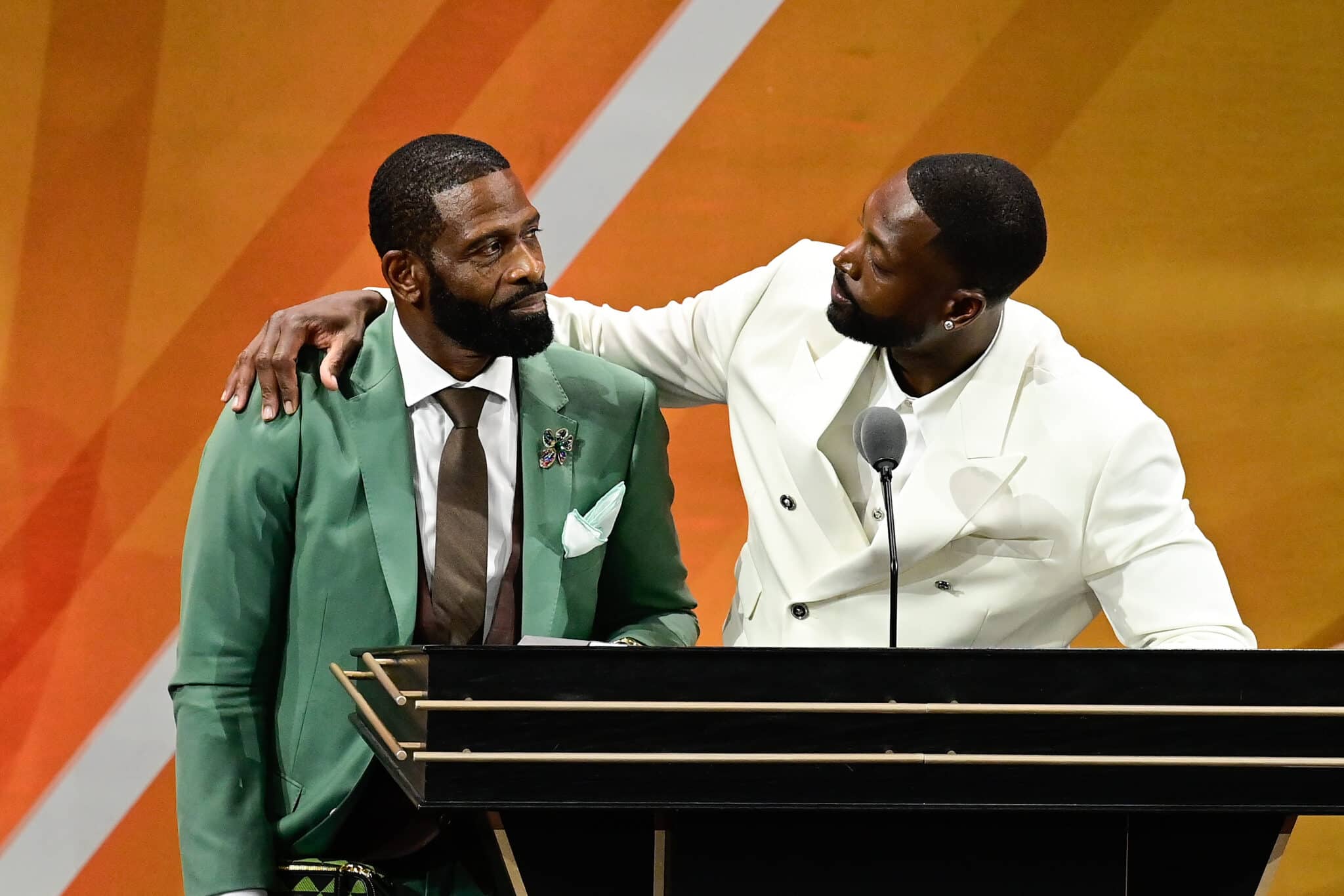 Dwyane Wade chora ao homenagear o seu pai no Hall da Fama da NBA