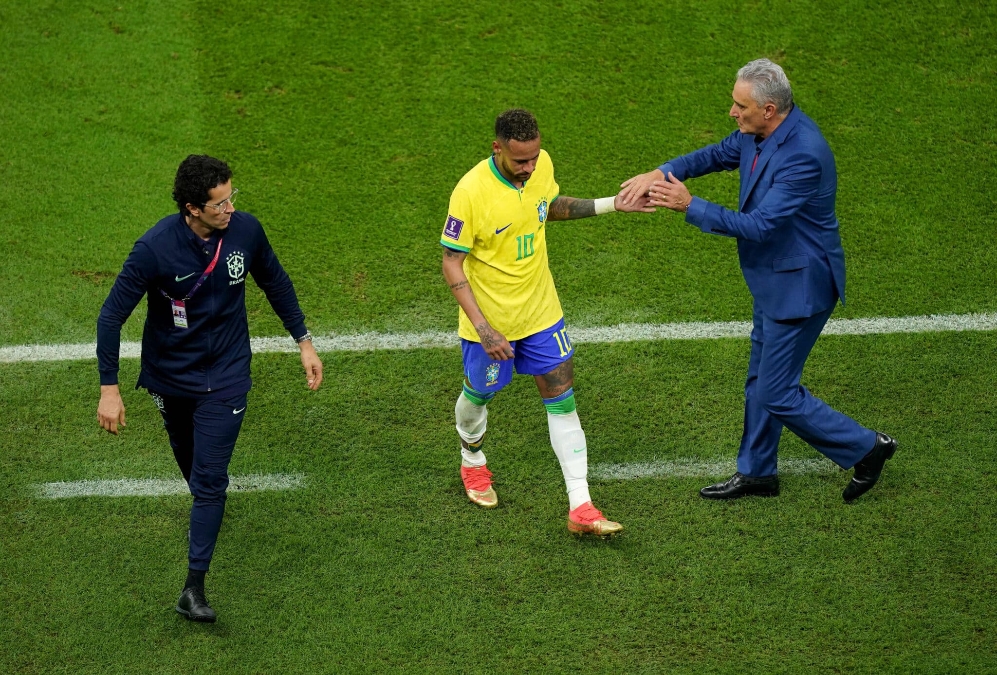 Tite orienta Neymar durante jogo contra a S&eacute;rvia na Copa do Mundo. Foto: Icon sport
