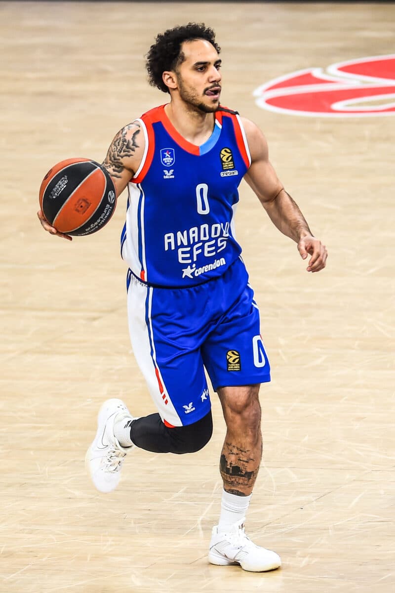 Ex-NBA, Shane Larkin &eacute; acusado de trai&ccedil;&atilde;o pela Turquia por motivo inacredit&aacute;vel