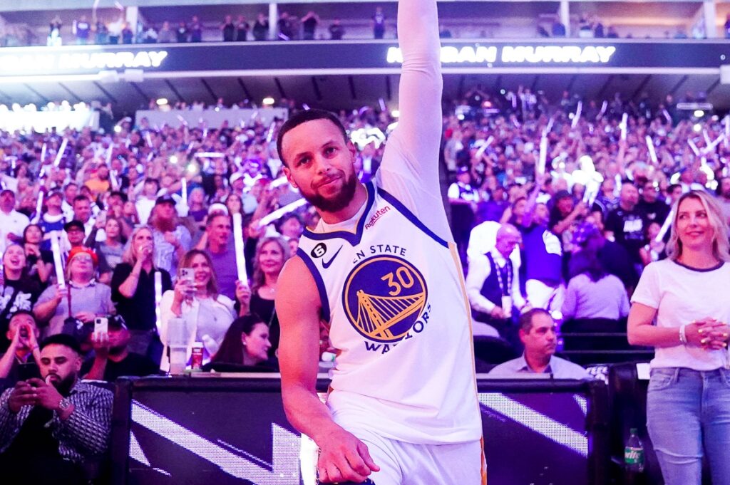 Curry troca quadras por palco e surpreende em show do Paramore