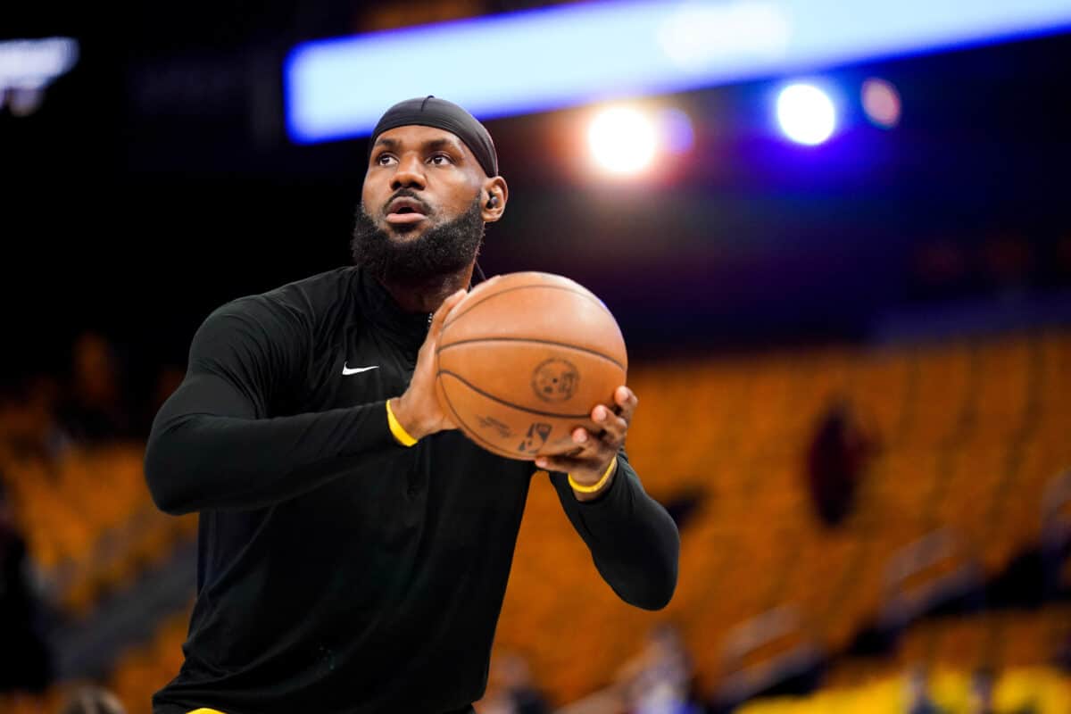 Fim de f&eacute;rias! LeBron se prepara para sua 21&ordf; temporada na NBA
