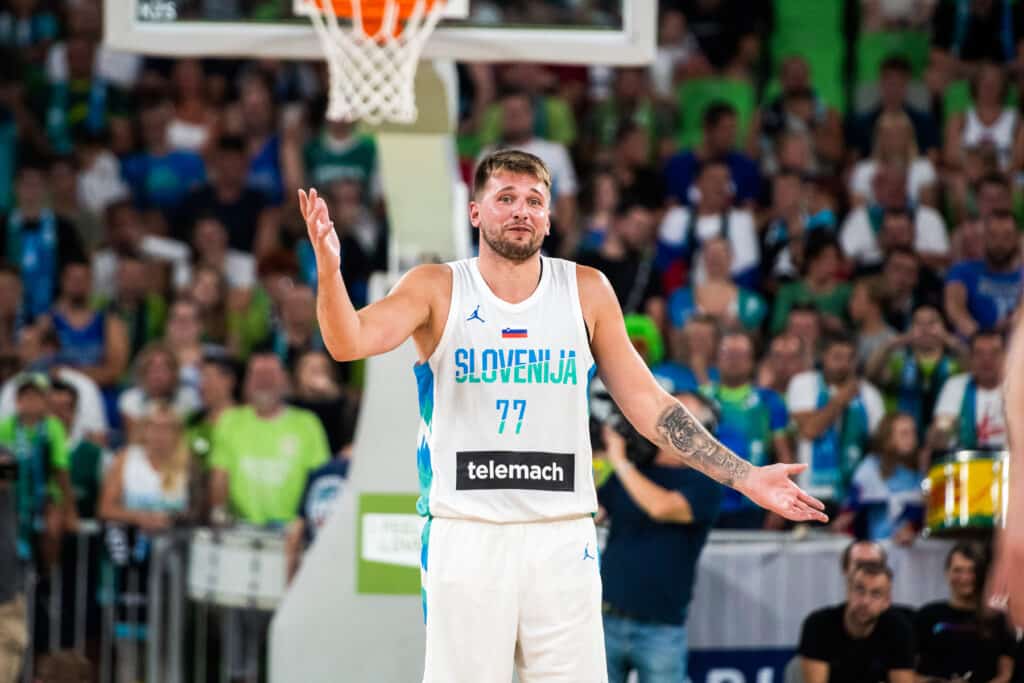 Luka Doncic volta &agrave;s quadras ap&oacute;s 3 meses e j&aacute; anota triplo-duplo