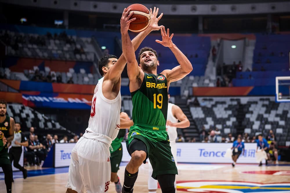 Copa do Mundo de Basquete: destaque do Brasil, Raul Neto lesiona joelho e sai de quadra de maca