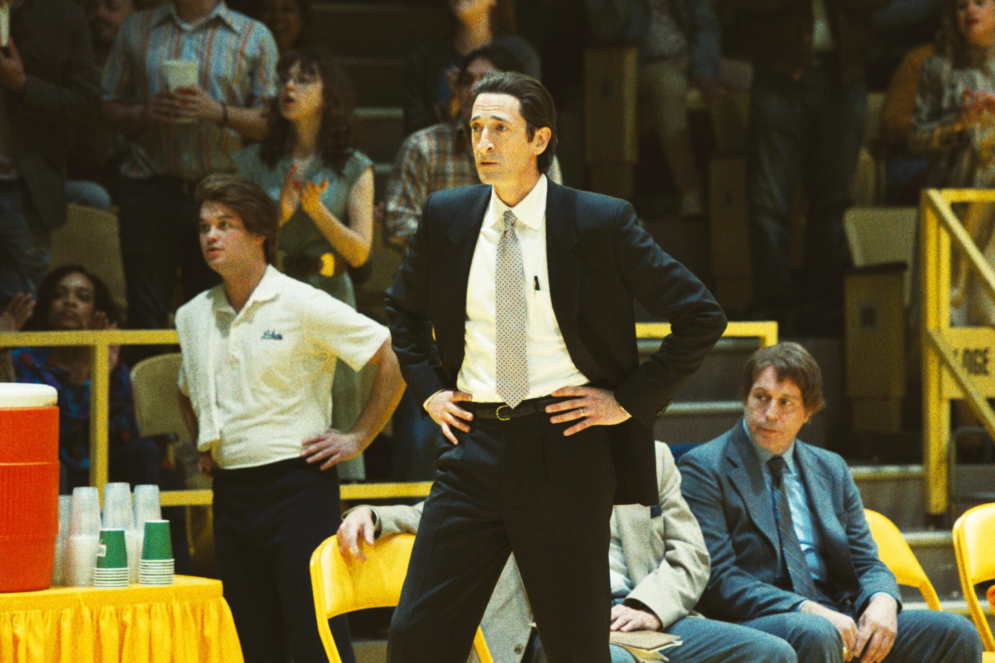 Adrien Brody como Pat Riley na série Lakers: Hora de Vencer. Foto: Divulgação/HBO