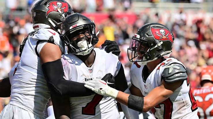 NFL: Ap&oacute;s trag&eacute;dia, Linebacker dos Buccaneers faz homenagem emocionada &agrave; filha falecida