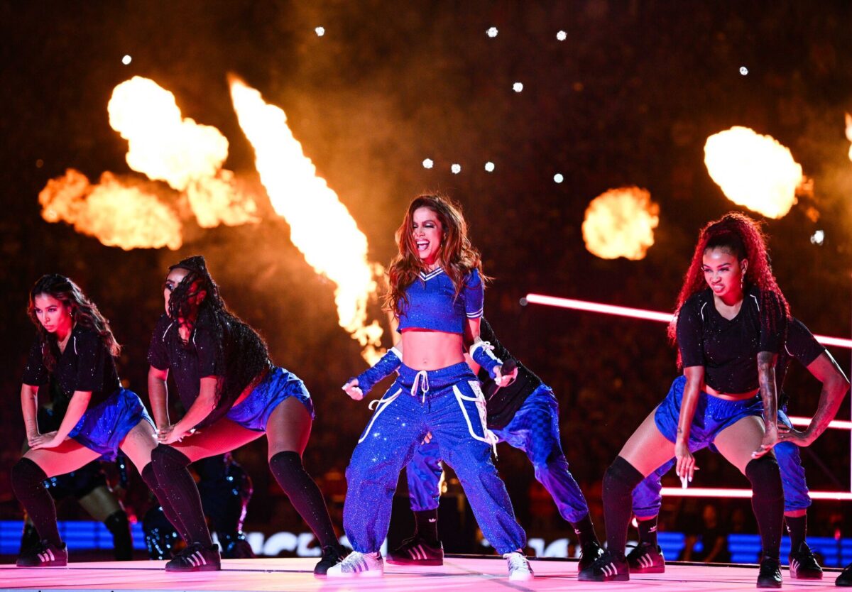 NFL: Anitta no Super Bowl? Cantora recebe carta da entidade e f&atilde;s suspeitam