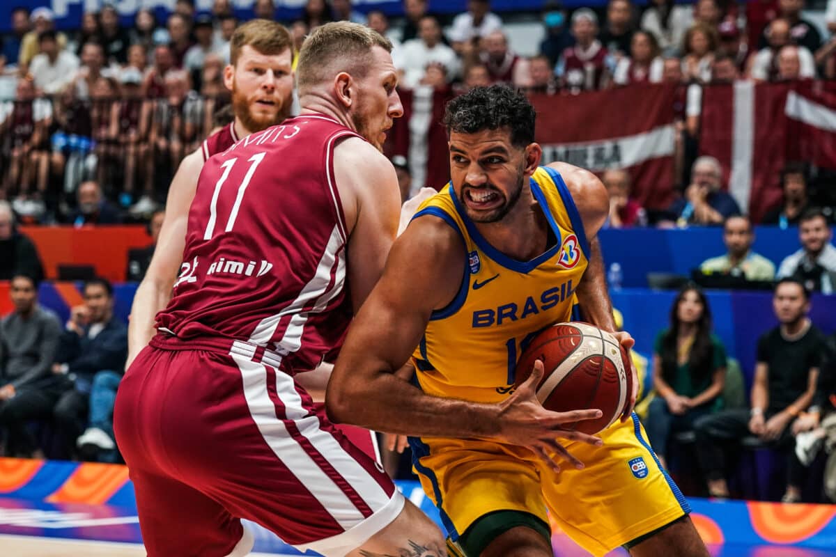 Brasil &eacute; atropelado pela Let&ocirc;nia e d&aacute; adeus &agrave; Copa do Mundo de Basquete