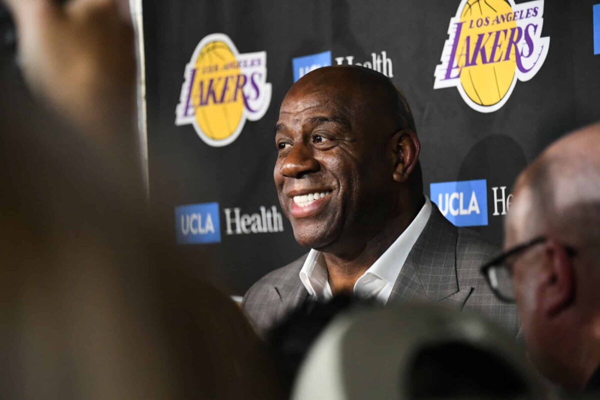 NBA: Magic Johnson desdenha ao ouvir que Curry &eacute; o melhor armador da hist&oacute;ria