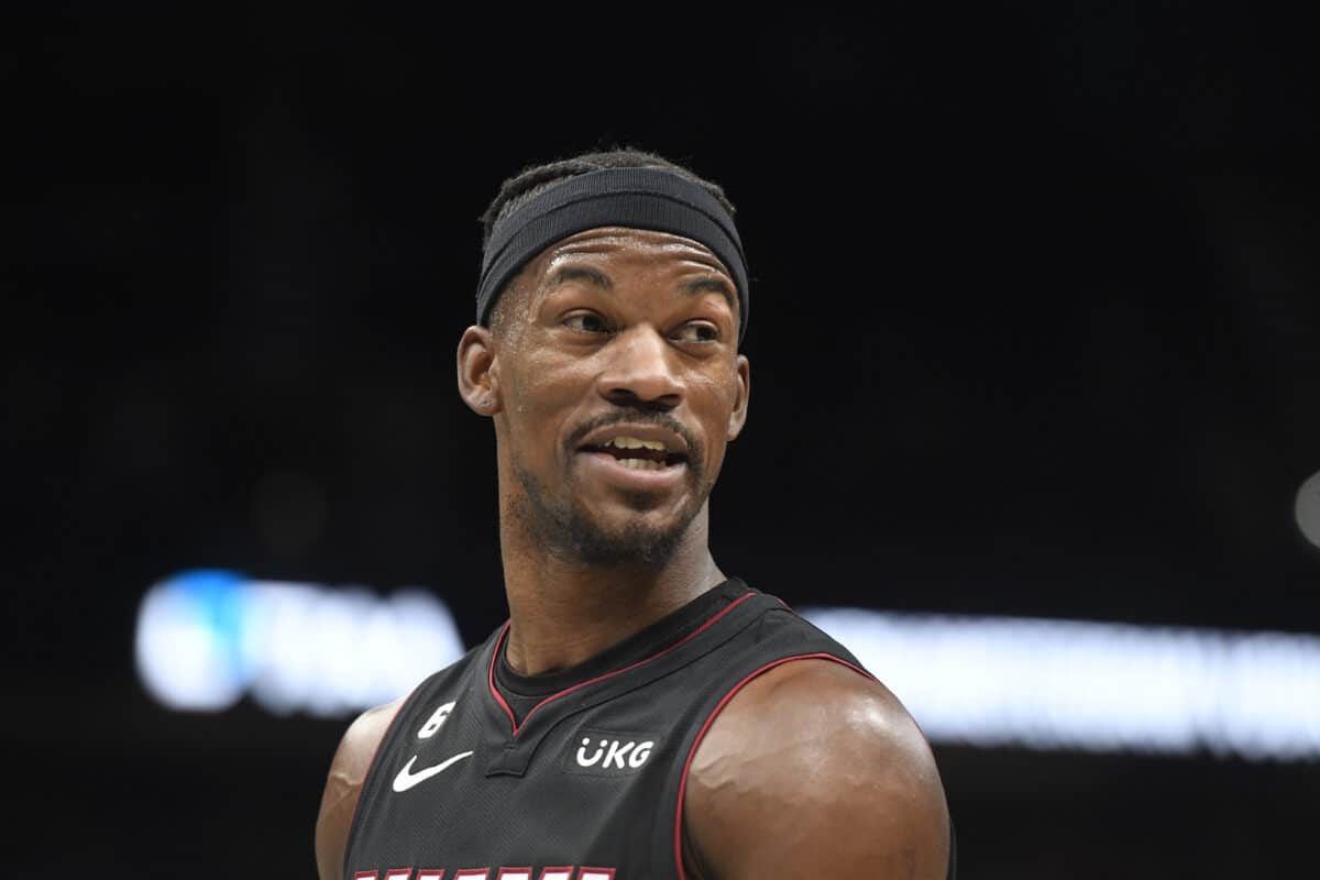 Gente como a gente: Jimmy Butler se choca com pre&ccedil;o da gasolina nos EUA