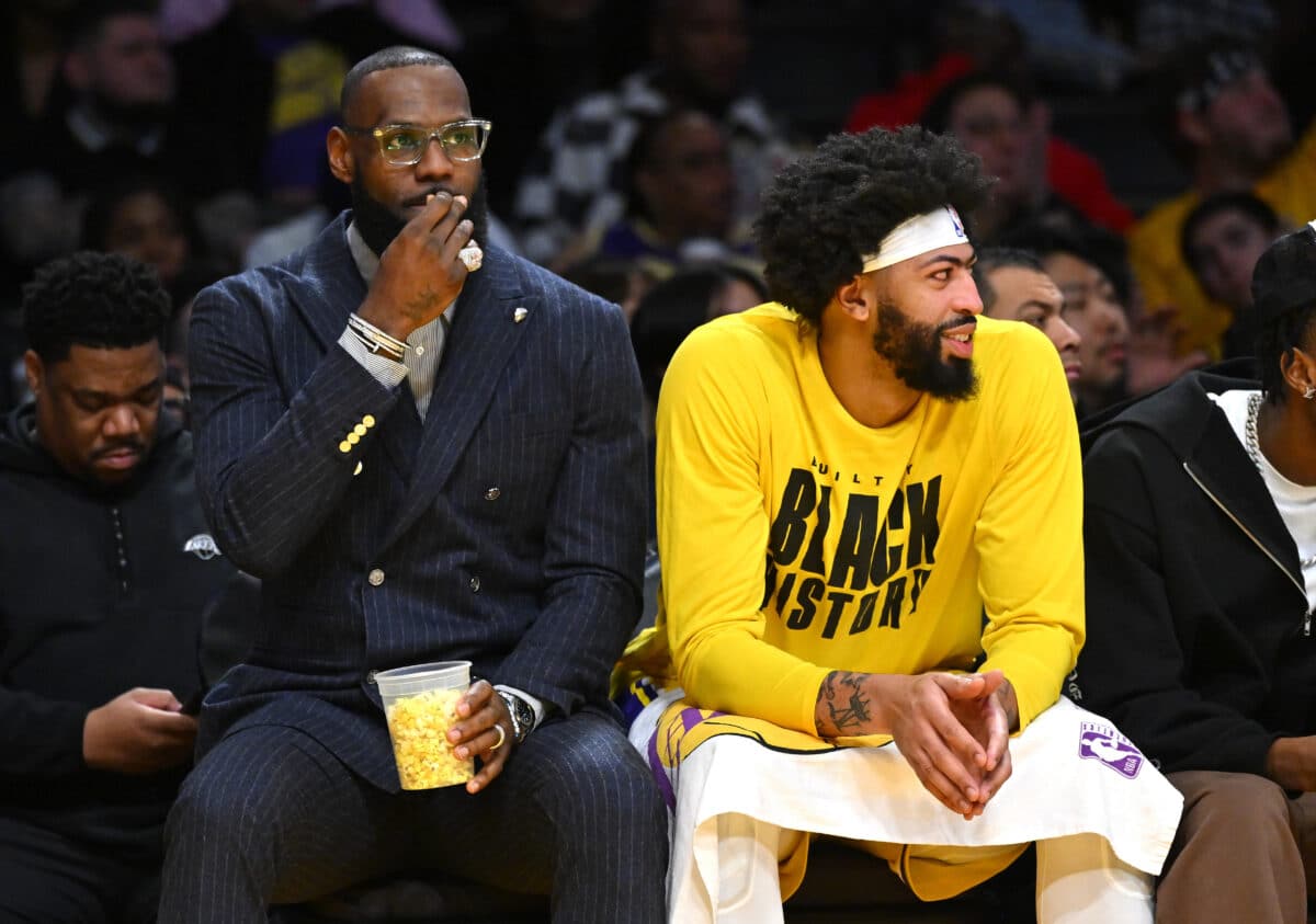 Jogador dos Lakers revela como LeBron e Davis tratam os novatos