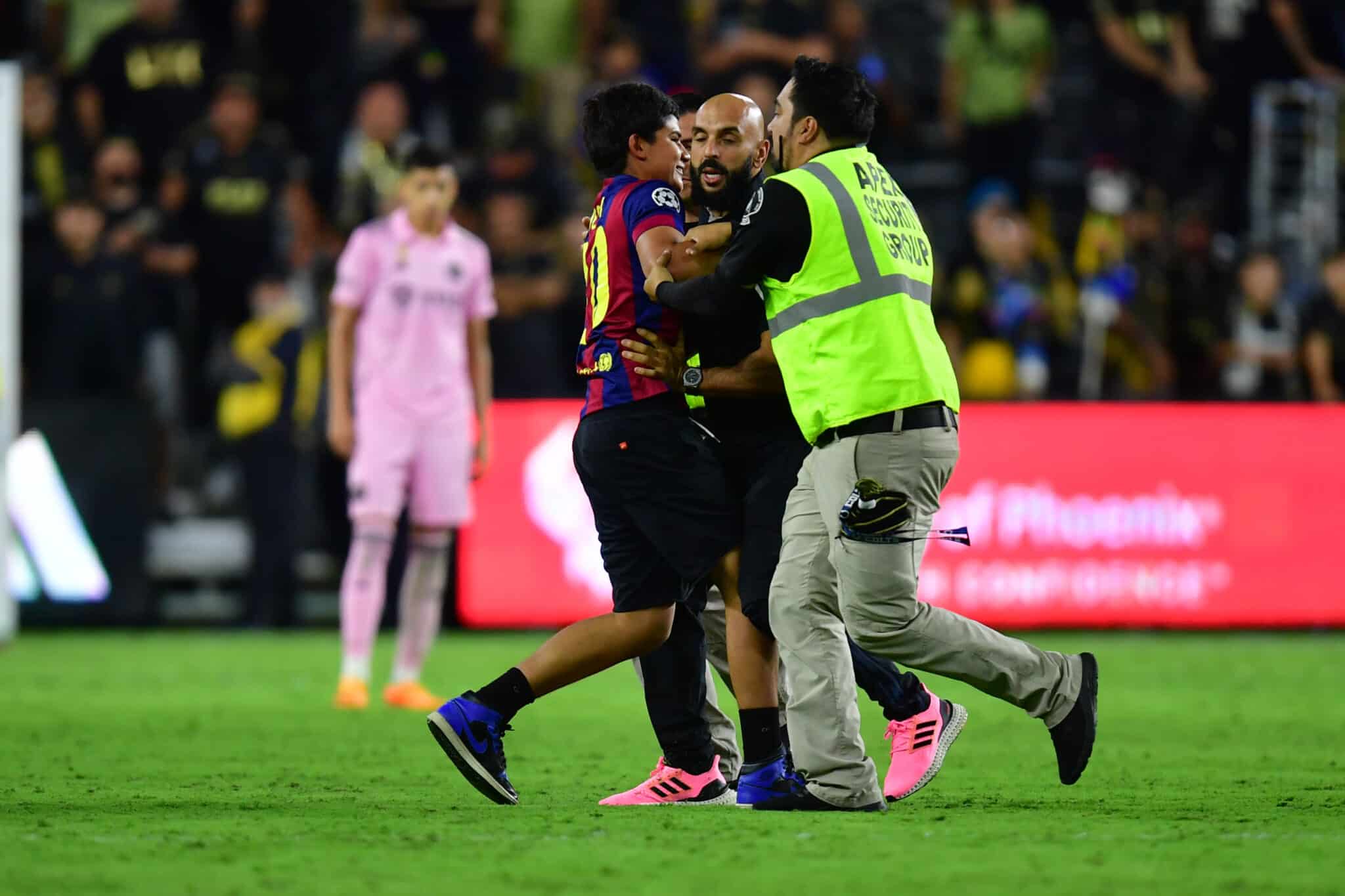 Yassine Chueko, seguran&ccedil;a de Messi, impede contato de f&atilde;. Foto: Icon sport